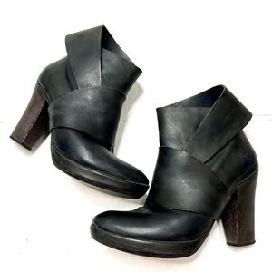 Coclico Black Wrap-Around Heeled Leather Ankle Boots